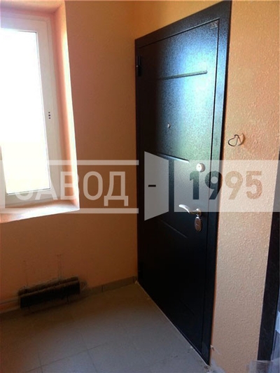 Монтаж входной двери со штампованым рисунком в новостройке