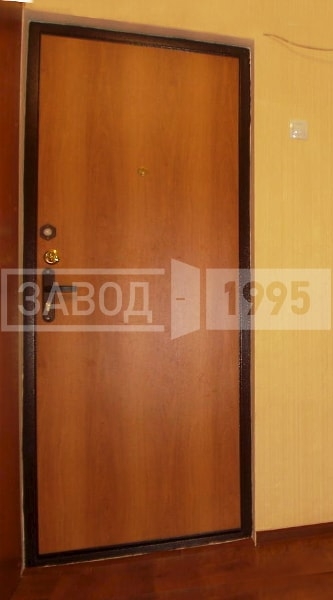 Установка недорогой входной двери с отделкой панелью ламинат в Балашихе