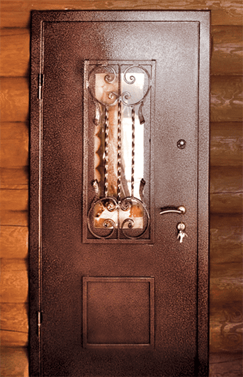 Установка входных дверей с коваными элементами в срубе